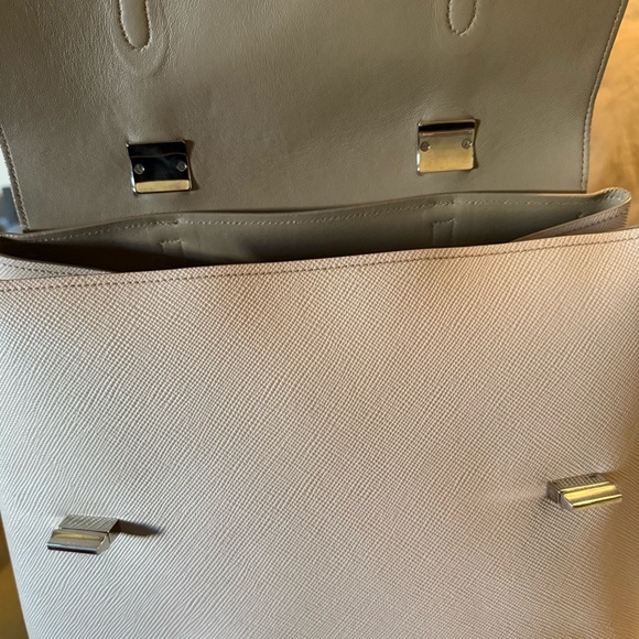 Prada - Picture 9 of 11